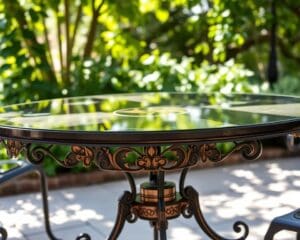 Tuintafels met een glazen blad en decoratieve elementen