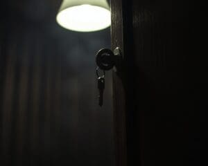 Wat als de deur dichtslaat met sleutel in slot?